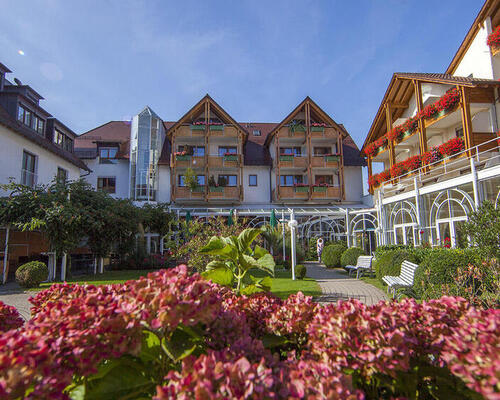 Located at the edge of Friedrichshafen, and surrounded by fruit orchards, the 4-star-superior hotel Ringhotel Krone in Friedrichshafen 