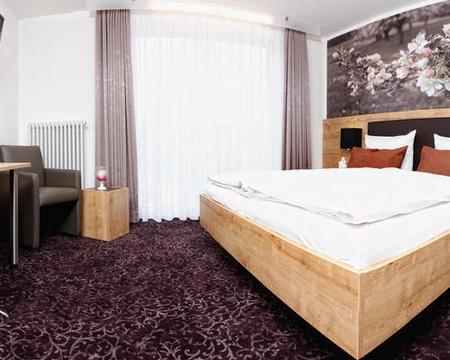 The rooms of the 4-star hotel Ringhotel Zum Kreuz in Heidenheim/Steinheim are modern coloured and designed