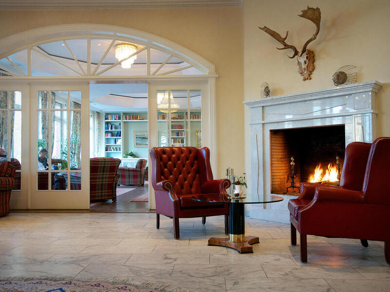 Lobby and lounge area with fireplaceat at the 4-star-superior hotel Ringhotel Hohe Wacht in Hohwacht