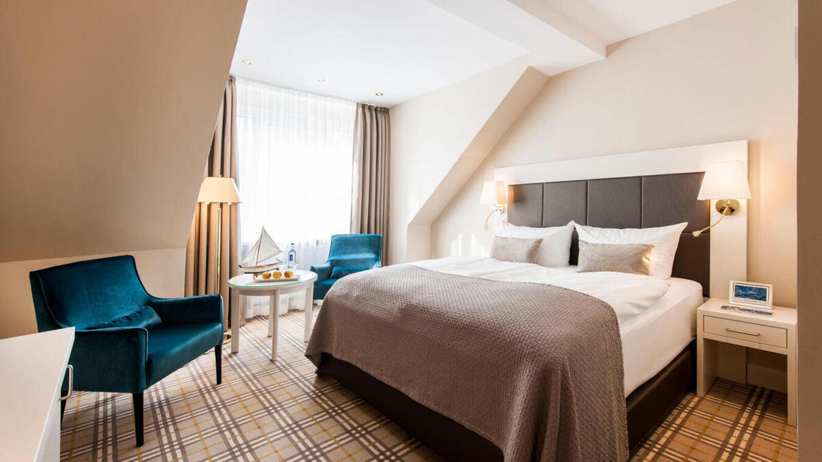 Comfortable, wide double bed ensures restful sleep in the 4-star hotel Ringhotel Birke in Kiel