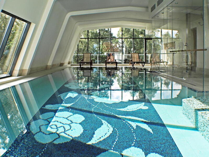 Pool with integrated jacuzzi at the 4-star-superior hotel Ringhotel Strandblick in Kuehlungsborn	