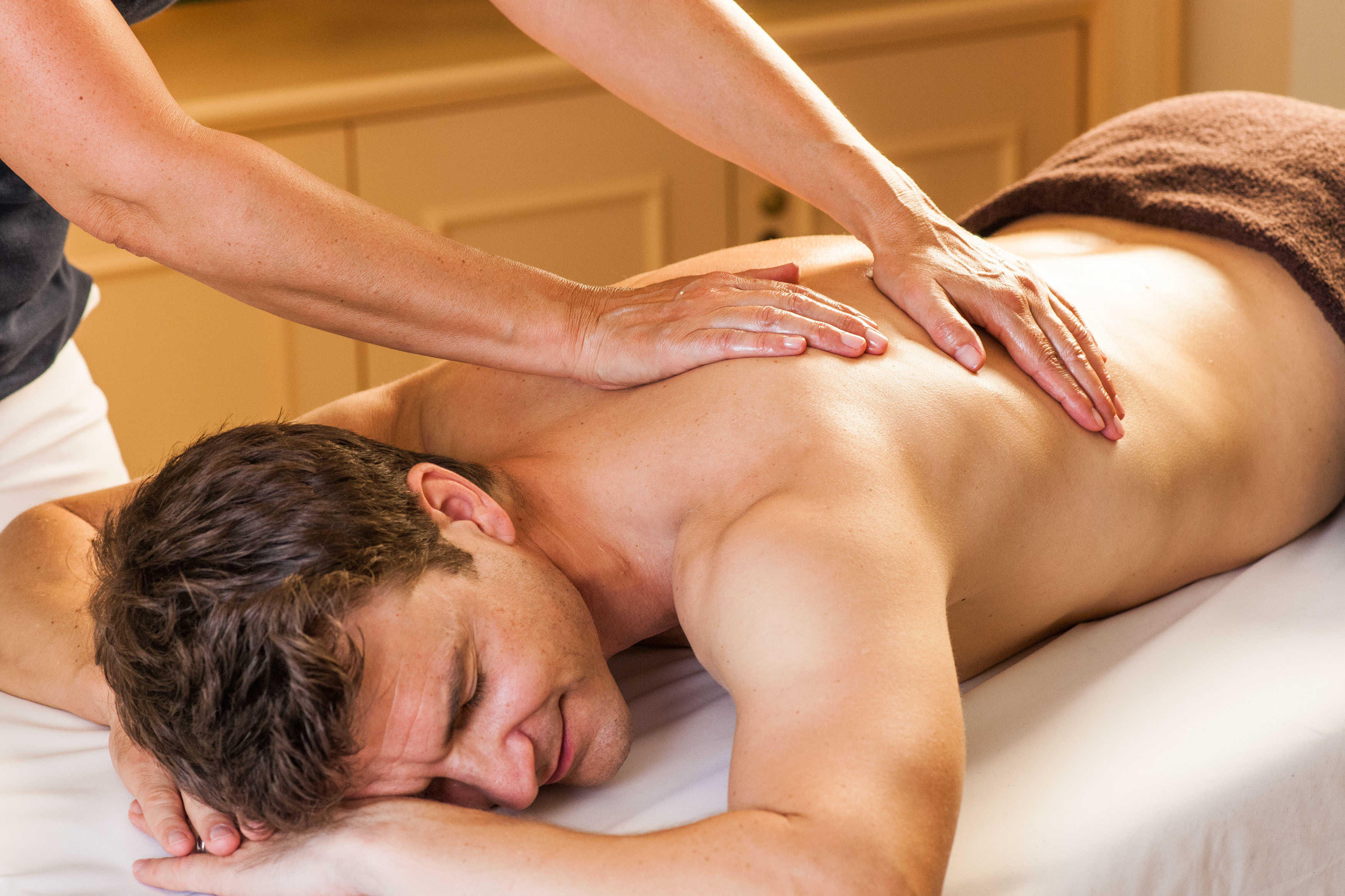 Muscle-relaxing back massage with natural oils in the 4-star hotel Ringhotel Birke in Kiel