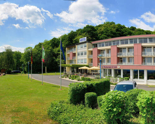 The 3-star-superior hotel Ringhotel Haus Oberwinter in Remagen/Bonn is located centrally and yet peacefully on the Rheinhoehe hills