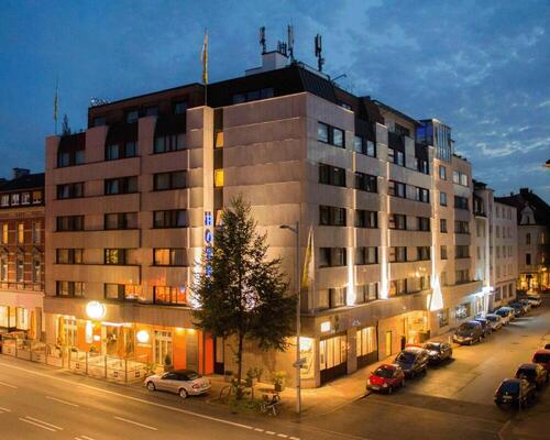 A five-minute walk from the trade fair and congress center lies the 4-star Ringhotel Drees in Dortmund
