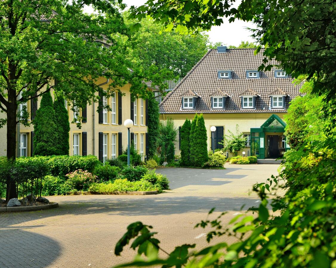 Driveway to the nice, in green surrounding located, 4-star Ringhotel Waldhotel Heiligenhaus in Heiligenhaus